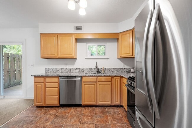 Building Photo - AVAILABLE OCT 1ST! 2-BEDROOM TOWNHOME IN N...