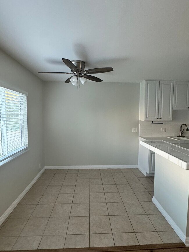 Building Photo - 1 BDRM DOWNSTAIRS MOVE IN READY WITH PARKING!