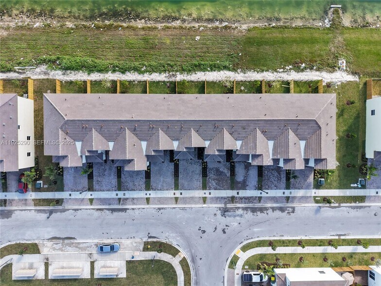 Building Photo - 2747 SE 25th Ave