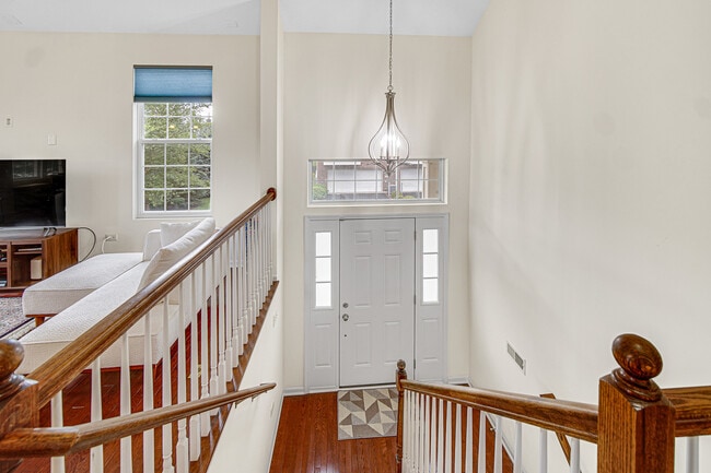 Building Photo - 2528 Dunraven Ave