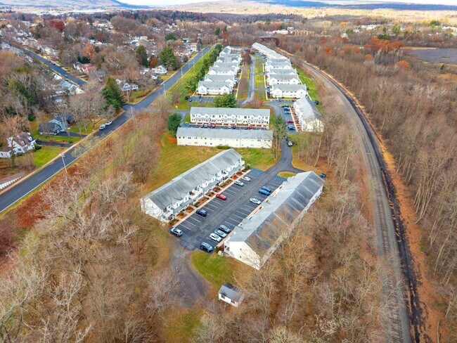 Building Photo - 1911 Cambridge Manor Dr