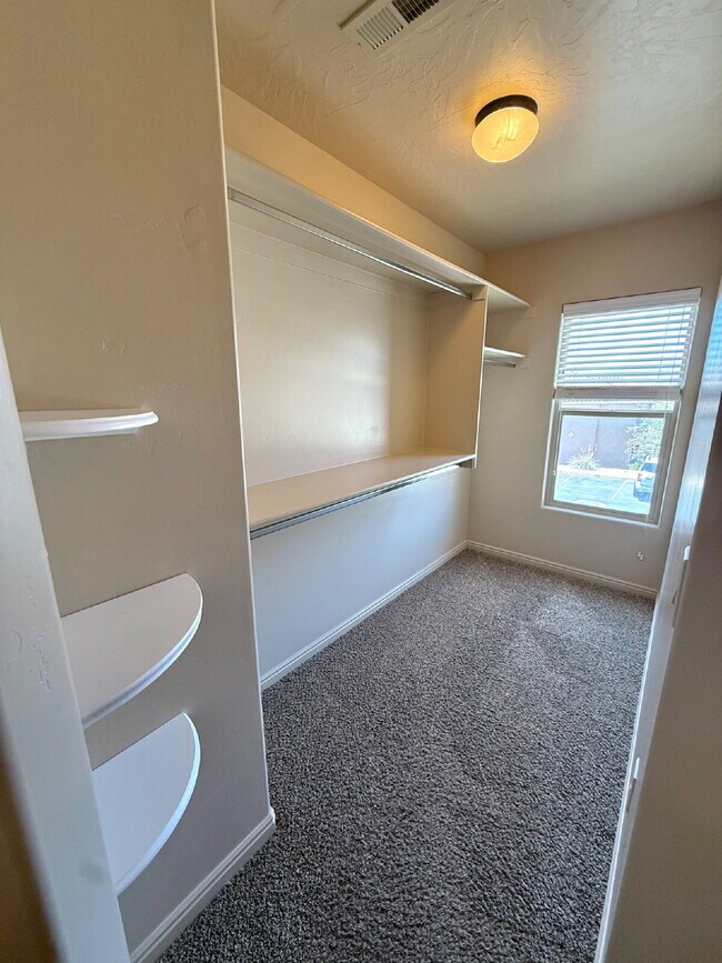 Building Photo - Fossil Hills Townhomes 3 Bed 2.5 Bath