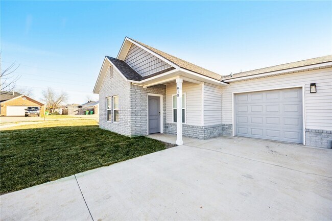 Building Photo - 910 Vly Oaks Ln