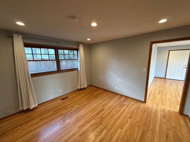 Building Photo - 610 Liberty St SE