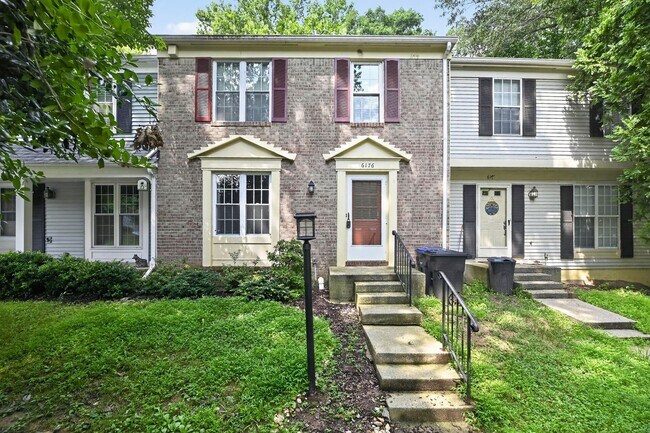 Building Photo - Well maintained, Bright & Spacious 3 BR/3.5 BA Townhome w/ Parking & Private patio - Pets Welcome!