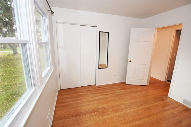 Building Photo - 300 Howland Ave