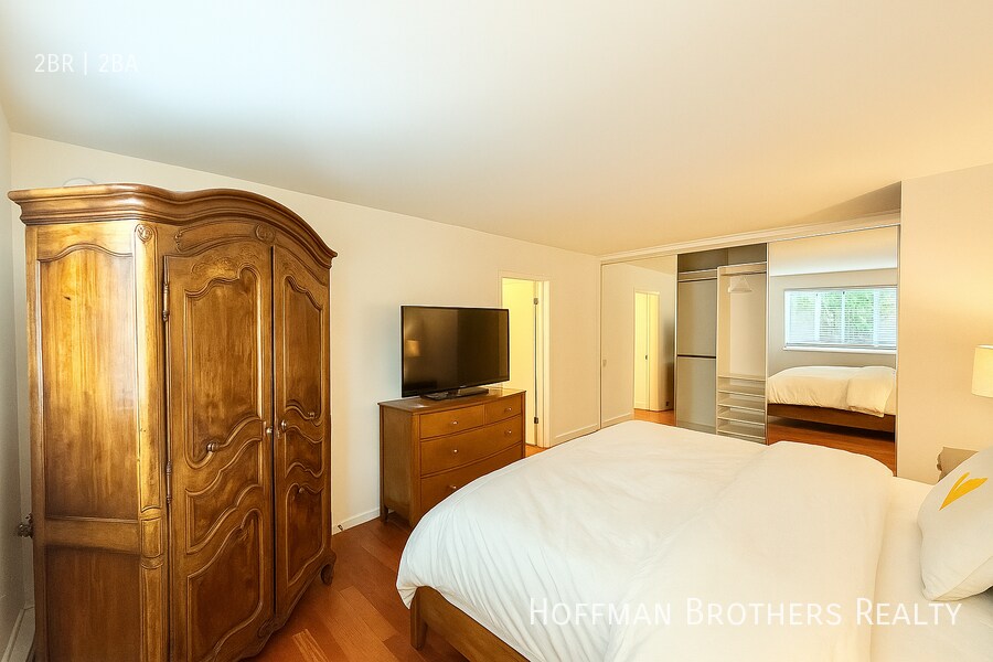 Building Photo - 10655 Wilshire Blvd