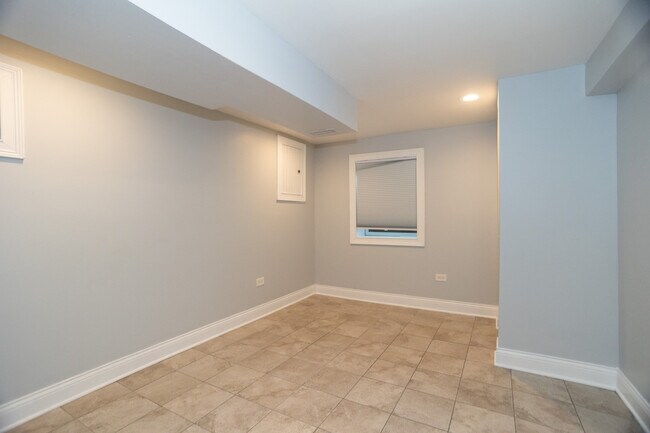 Building Photo - 9945 Sunnyside Ave