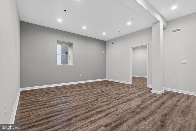 Building Photo - 980 N Marshall St