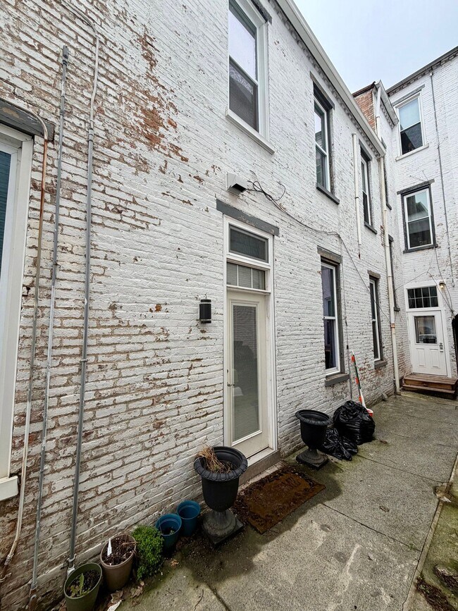 Building Photo - 205 E King St