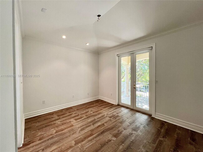 Building Photo - 573 Satinwood Dr