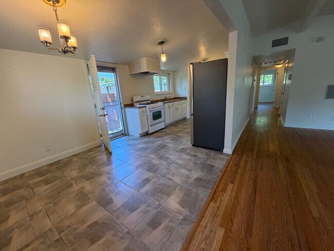 Building Photo - Adorable 3 bedroom 2 bath bungalow in Rosemont