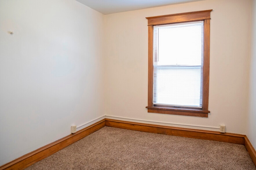 Building Photo - 609 5th Ave