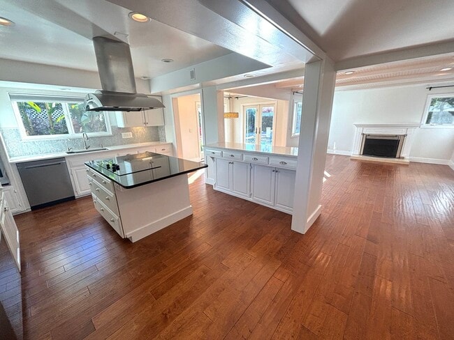 Building Photo - 3 Bedroom pool home available in exclusive Rossmoor neighborhood