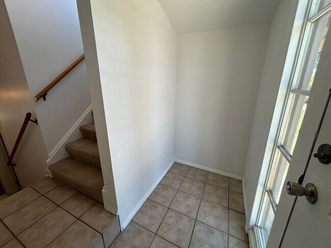 Building Photo - 5 Bed 2 Bath Home with 2 Car Attached Gara...