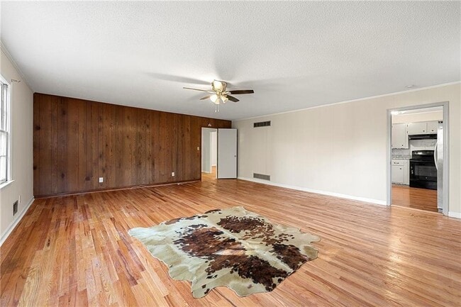 Building Photo - 552 Duke Dr