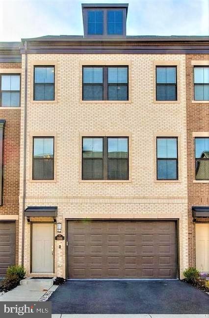 Primary Photo - 3066 Alan Shepard St