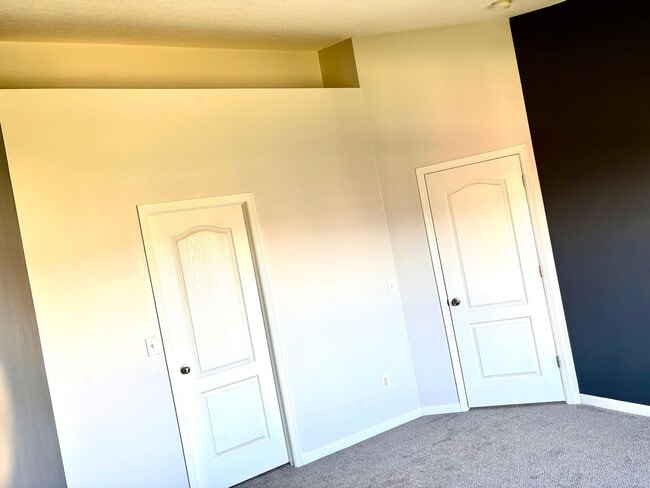 Building Photo - Don't miss out on this great 3 bed 3.5 bath townhouse with tons of amenities!