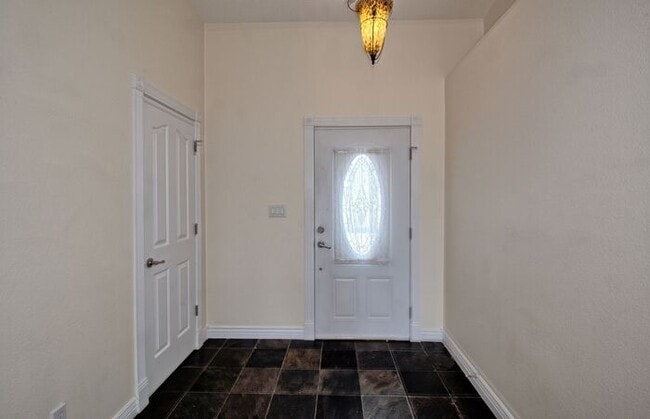 Building Photo - Beautiful and Spacious 4Bd 3.5Bath Home in...