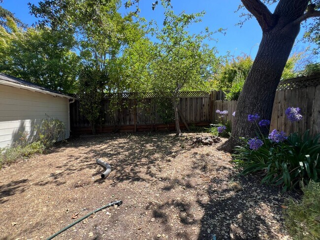 Building Photo - Charming 2-bedroom Menlo Park Cottage