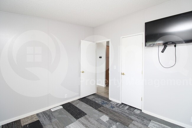 Building Photo - 9721 E Empress Ave