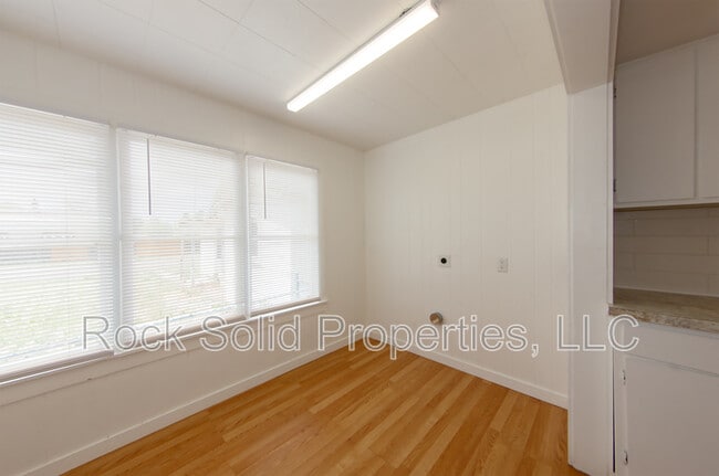 Building Photo - 506 E 7th St