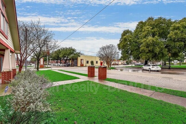 Building Photo - 300 E Main St