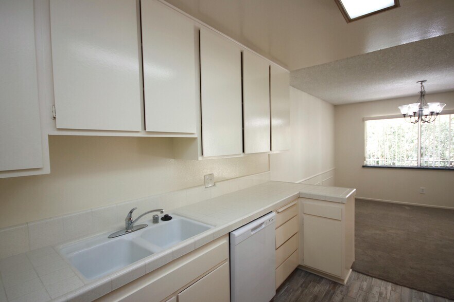 Building Photo - 420 S Madison Ave