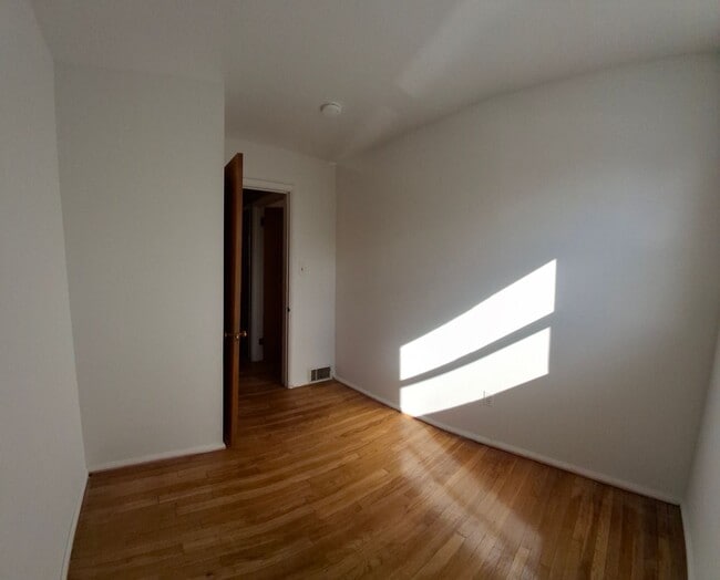 Building Photo - 3 Bedroom 1.5 Bathroom Available in Lancaster!