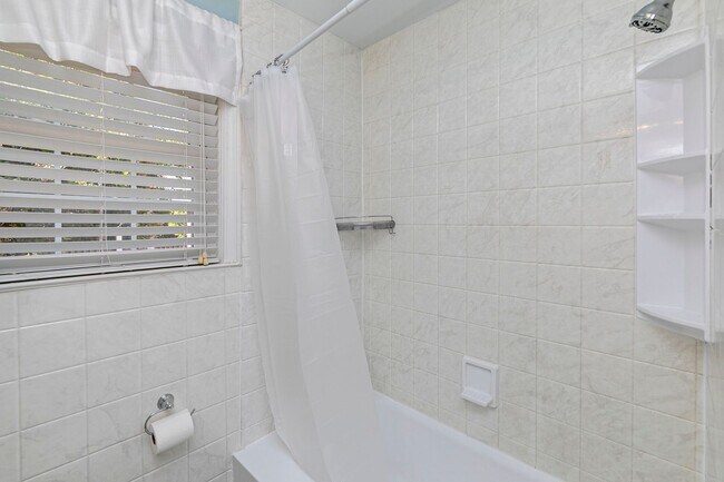 Building Photo - Beautiful rental full of character and charm located in The Avenues of Cayce! Close to USC!