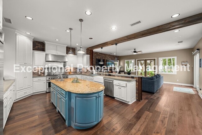 Building Photo - Amazing Executive Estate!