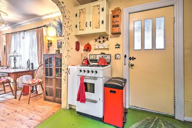 Building Photo - 2434 Cloverfield Blvd