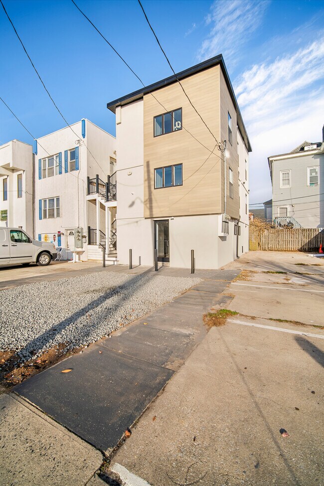Building Photo - 21 N Albany Ave