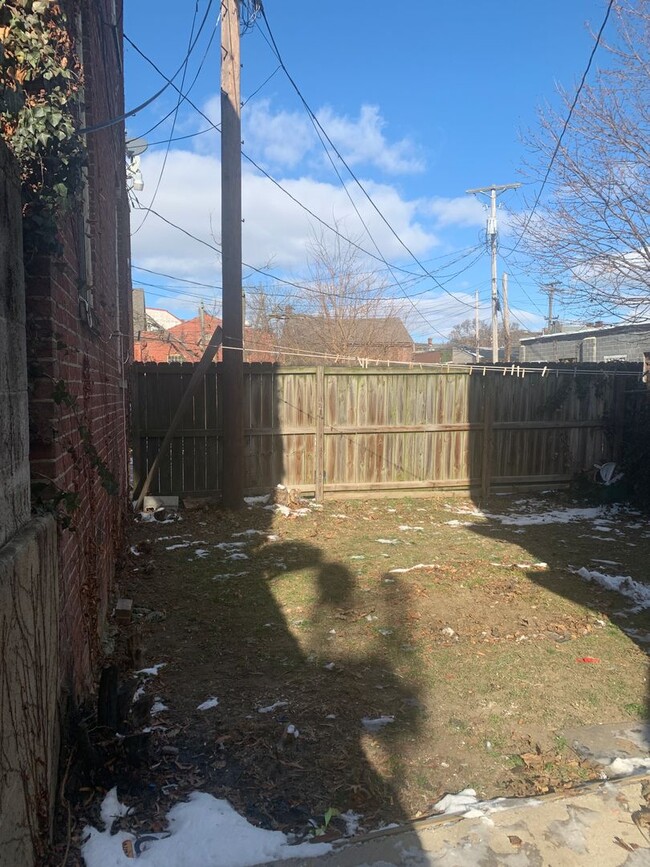 Building Photo - 1st Floor 2 Bedroom Apartment, Private Entrance, Small Yard, York City SD