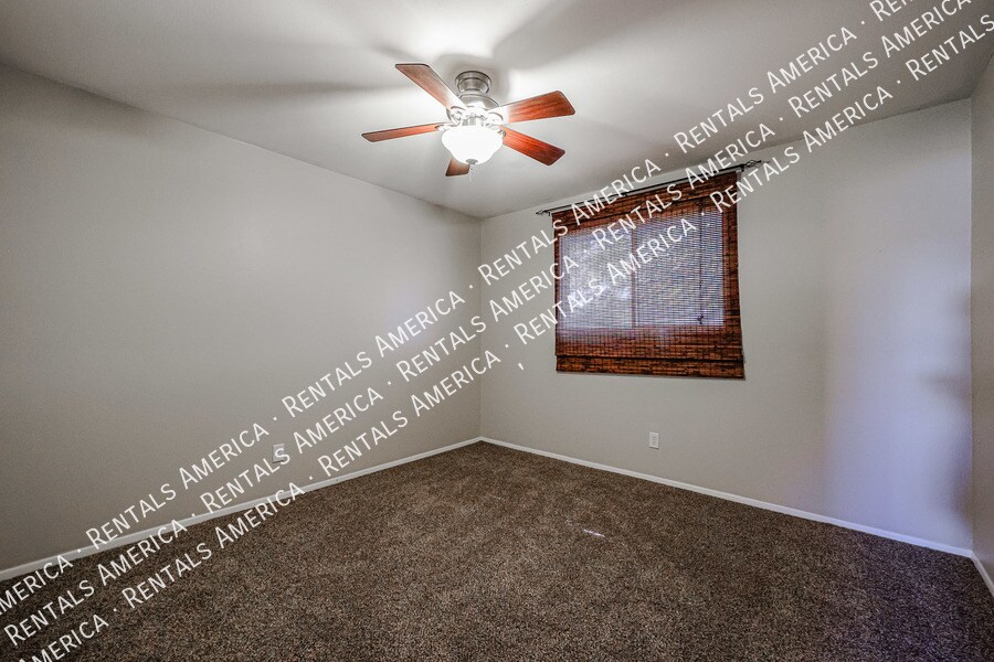 Building Photo - 2421 S Terrace Rd