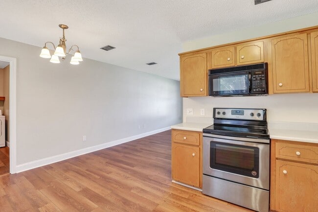 Building Photo - AVAILABLE EARLY OCTOBER [DOG FRIENDLY]