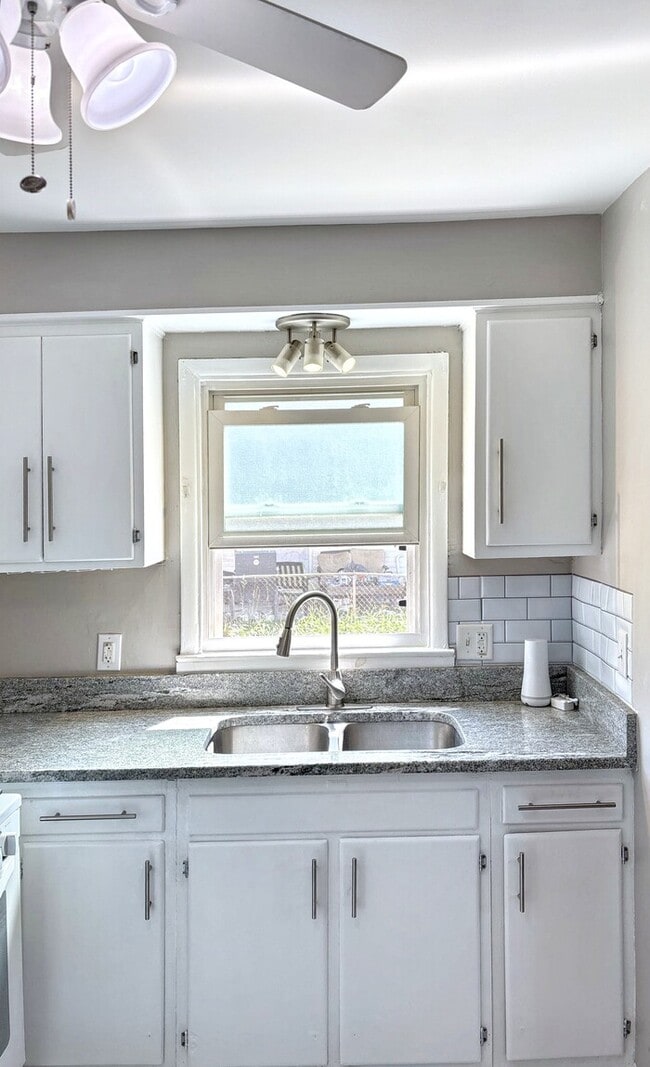 Building Photo - 312 Robinwood Ave