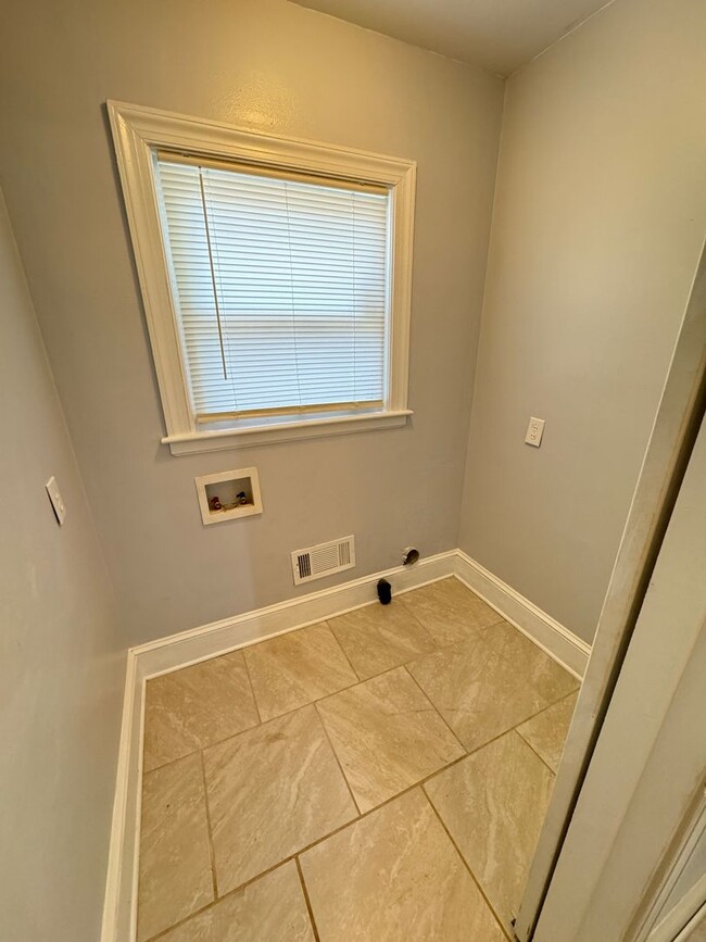 Building Photo - Beautifully Remodeled 4-Bedroom Home with ...