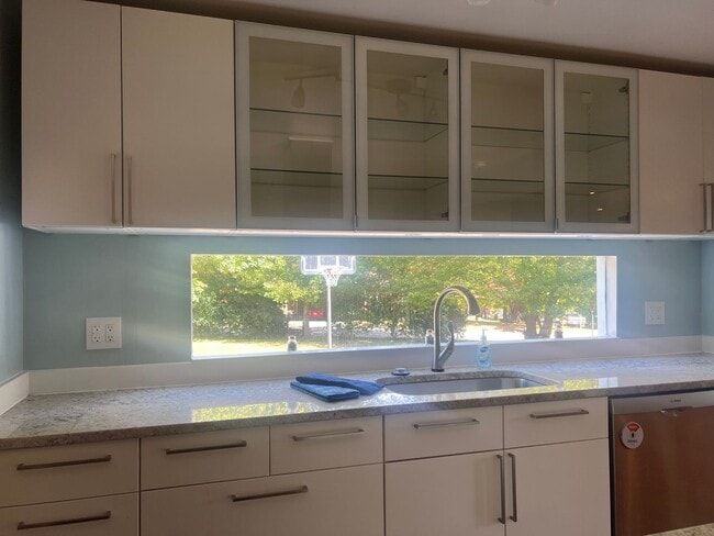 Building Photo - Fabulous 4 Bedroom 3 Bathroom Home with Pr...