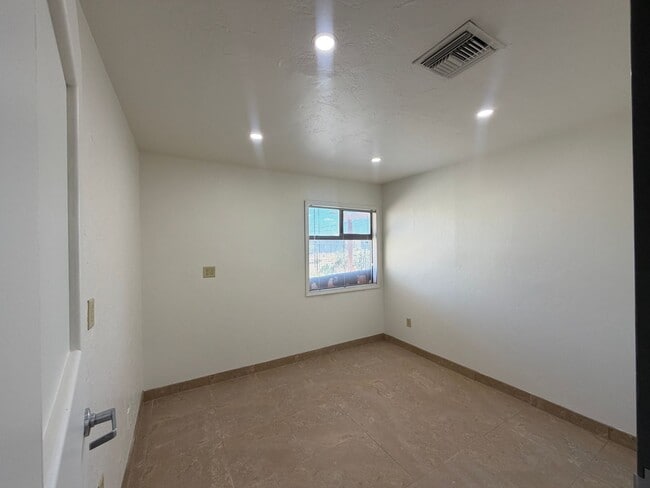 Building Photo - 1741 N 6th Ave