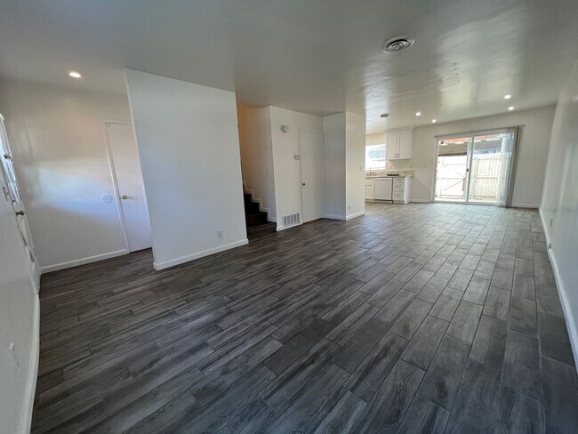 Building Photo - Lovely 3 Bedroom 1.5 Bath Condo