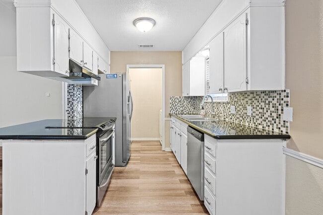 Building Photo - 2413 Phyllis Dr