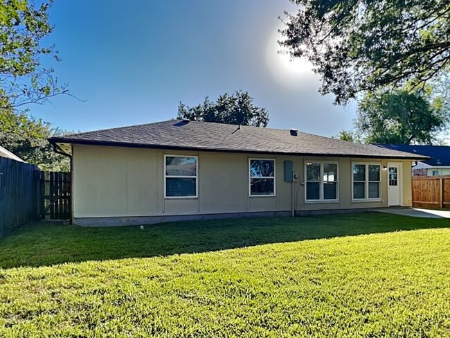 Building Photo - 2855 Pilgrims Point Dr