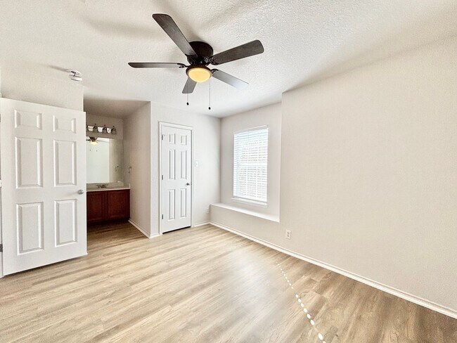 Building Photo - Spacious 4 bed 2.5 bath two-story home!