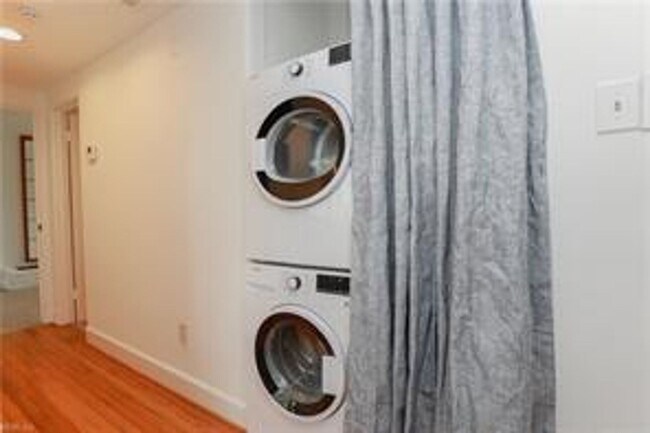 Building Photo - 4 BED/3 BATH LOCATED IN A WATERFRONT COMMUNITY!