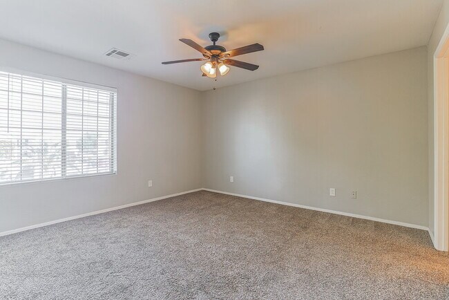 Building Photo - 1465 E Daniella Dr