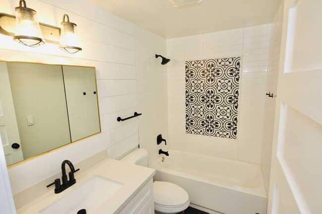 Building Photo - Beautifully Updated 1bd/1ba Sumner Duplex!