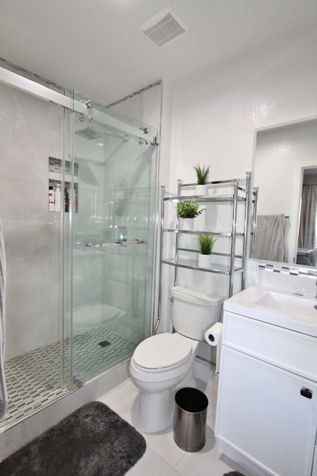 Building Photo - $2,890- GORGEOUS TWO BEDROOM CONDO IN CENTRAL FREMONT BLOCKS FROM BART