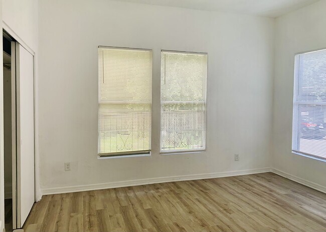 Building Photo - 828 W 17th St