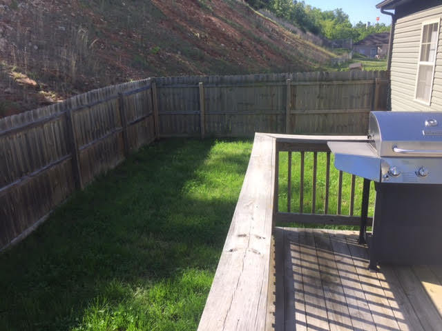 Building Photo - 3 bed 2 bath home with Fenced in backyard!